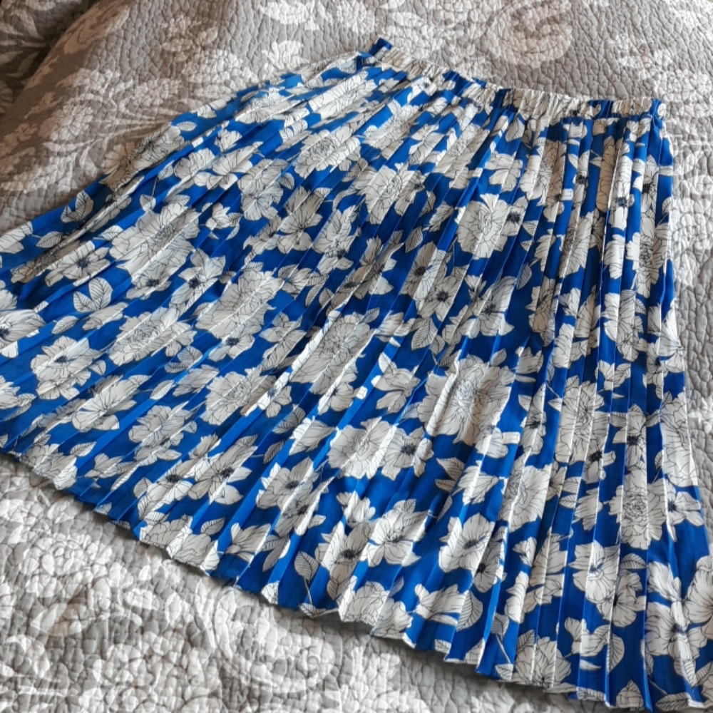 BANANA REPUBLIC floral pleated skit MEDIUM